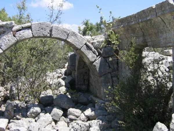 Kyaneai Antike Stadt Titelbild,Kyaneai, antike Stadt, Antalya, historische Stätten, Lykien, Römische Zeit, Theater, Archäologie, Tourismus, Kaş, Demre, antike Mauern, Sarkophage, Nekropole, 4. Jahrhundert v. Chr., Byzantinische Zeit, Lage, Anreise, Eintrittspreis, Öffnungszeiten, Besuchstage