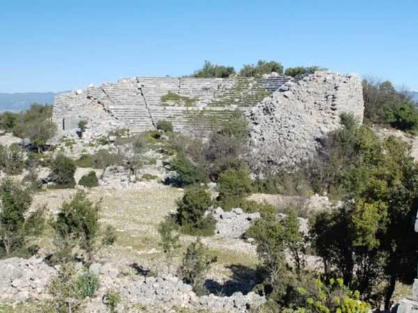 Kyaneai Antike Stadt Titelbild,Kyaneai, antike Stadt, Antalya, historische Stätten, Lykien, Römische Zeit, Theater, Archäologie, Tourismus, Kaş, Demre, antike Mauern, Sarkophage, Nekropole, 4. Jahrhundert v. Chr., Byzantinische Zeit, Lage, Anreise, Eintrittspreis, Öffnungszeiten, Besuchstage